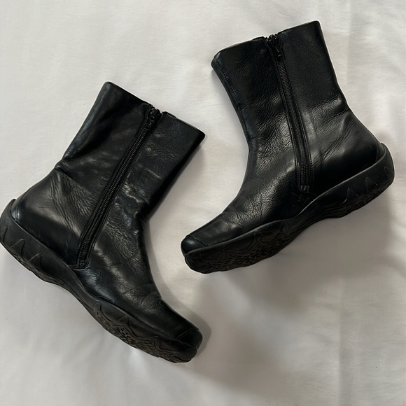 Durea (Made in the Netherlands) Black Leather Boots - Picture 2 of 6
